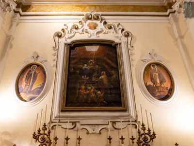 Entrando in chiesa per� non mai � possibile ammirarla, visto che � sempre celata da un dipinto che raffigura la presentazione di Cristo al Tempio... 